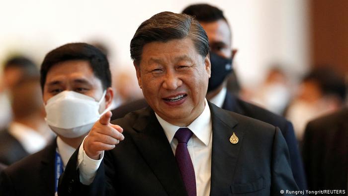 Chinas Xi Jinping lächelt und hebt den Finger beim thailändischen APEC-Gipfel 2022 in Bangkok
