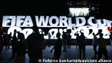 16.11.2022, Katar, Doha: Fans machen vor dem Schriftzug «Fifa Wordcup Qatar 2022». Fotos. Am 20.11.2022 beginnt mit dem Eröffnungsspiel die Fußball-Weltmeisterschaft. Foto: Federico Gambarini/dpa +++ dpa-Bildfunk +++