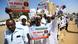 Sudanesische Männer halten vor dem UN-Quartier in Sudans Hauptstadt Khartum im November 2022 Protestschilder hoch Sudanesische Männer halten vor dem UN-Quartier in Sudans Hauptstadt Khartum im November 2022 Protestschilder hoch