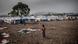 Une femme se tient dans la cour du camp pour personnes déplacées de Kayembe, près de Goma, (30 août 2021) Une femme se tient dans la cour du camp pour personnes déplacées de Kayembe, près de Goma, (30 août 2021)