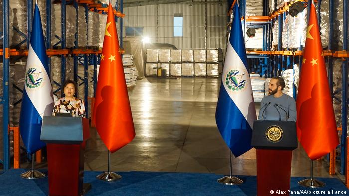 图为2022年11月9日萨尔瓦多总统布克尔和中国驻萨尔瓦多大使欧箭虹宣布，启动自贸协定谈判