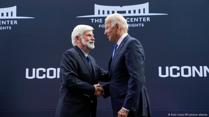El senador Chris Dodd, nuevo consejero de Estados Unidos para América (izquierda en la foto) y el presidente Joe Biden (imagen de archivo)