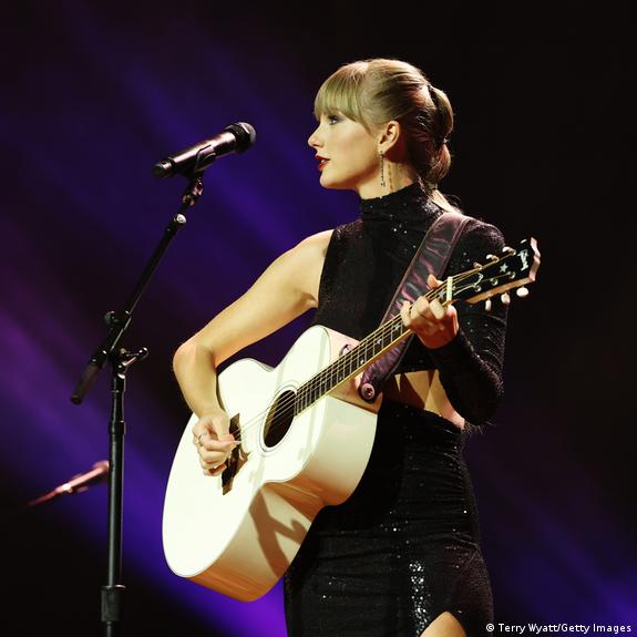 Taylor Swift calls out Ticketmaster over tour chaos – DW – 11/18/2022