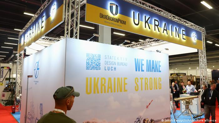 乌克兰国防工业集团在波兰的一个军火展览会上展示其产品
