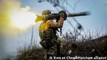 Ein ukrainischer Soldat feuert eine Panzerabwehrrakete an einem ungenannten Ort in der Region Donezk. +++ dpa-Bildfunk +++