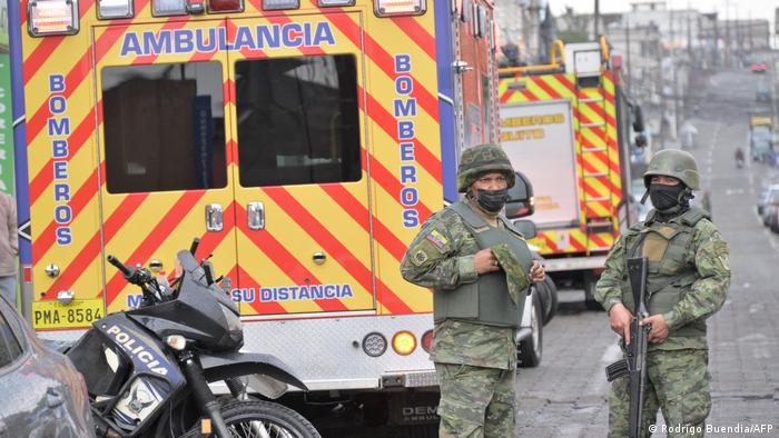 Foto de soldados frente a ambulancias en la periferia de una prisión de Ecuador