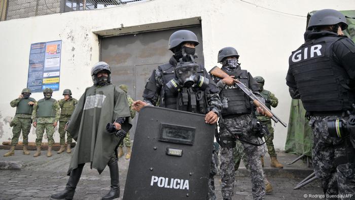 Fuerzas especiales de la Policía de Ecuador apostadas en las afueras de una cárcel de Quito, la capital de Ecuador