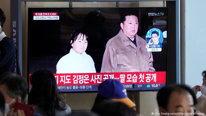 Foto de archivo de Kim Jong Un con su hija en una pantalla de televisión.