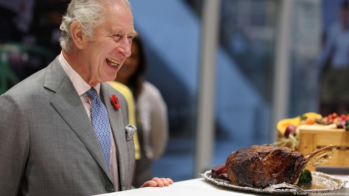 英国国王查尔斯三世拒绝食用鹅肝。图为他于2022年11月8日访问英国西约克郡一家社区超市。