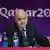 FIFA-Präsident Gianni Infantino schaut bei der Pressekonferenz zum WM-Auftakt in Katar mit verkniffener Miene nach unten. 