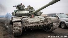 18.11.2022 *** Ukrainian soldiers drive a tank towards Kherson's frontline on the way to Kherson on November 18, 2022. (Photo by BULENT KILIC / AFP)..