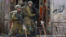 19.11.2022 *** Israeli soldiers walk during a scuffle between Palestinians and Israeli settlers in Hebron in the Israeli-occupied West Bank November 19, 2022. REUTERS/Mussa Qawasma