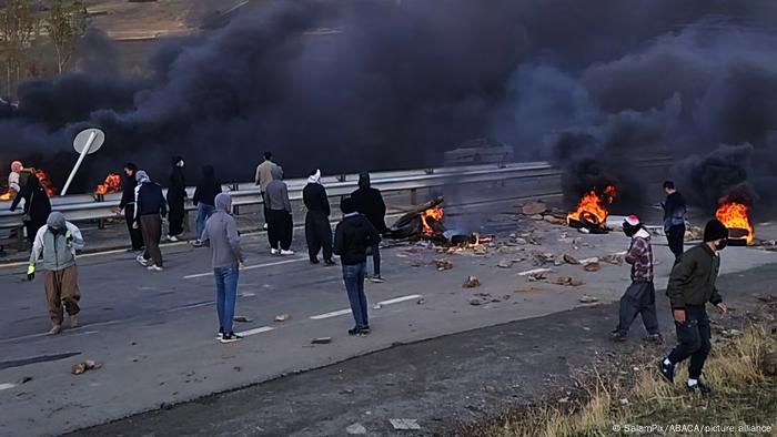 Manifestantes bloqueiam rodovia no Curdistão iraniano.