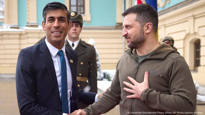 Rishi Sunak e Volodimir Zelenski durante encontro em Kiev