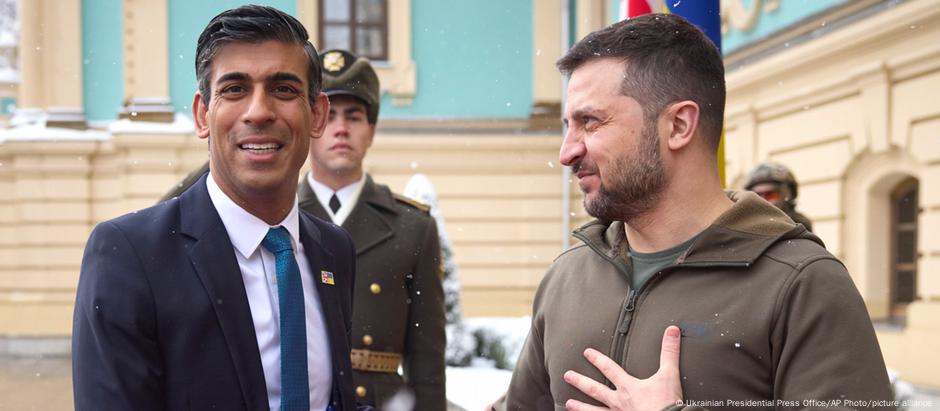 Rishi Sunak e Volodimir Zelenski durante encontro em Kiev