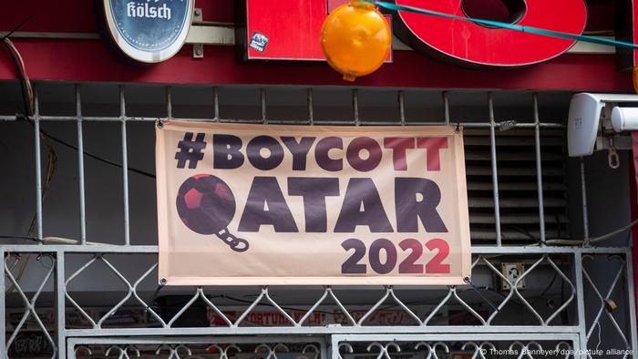 Letrero llamando a boicotear el mundial de Qatar 2022.