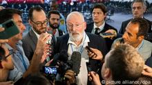 Frans Timmermans (M), Vizepräsident der Europäischen Kommission, spricht nach der Abschlusszeremonie vom UN-Klimagipfel COP27 mit Journalisten.