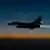 Kampfflugzeuge fliegen im Abendhimmel