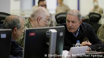 Ο υπουργός Άμυνας Χουλουσί Ακάρ με τους στρατηγούς του