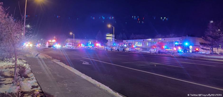 Após incidente, grande número de veículos de emergência foram vistos nos arredores do Club Q