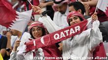 junge Frauen ,katarischer Fans,Fussballfans landestypischer Kleidung im Stadion,. Spiel 1,Gruppe A Qatar - Ecuador, am 20.11.2022, Al Bayt Stadium. Fussball Weltmeisterschaft 20122 in Katar vom 20.11. - 18.12.2022 ?