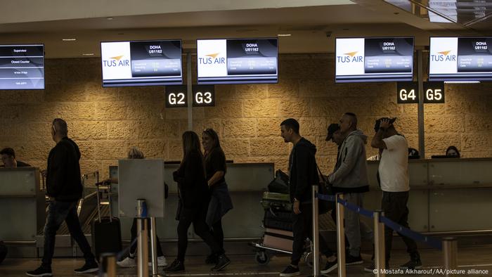 Les visiteurs de la Coupe du monde en provenance d'Israël traversent les couloirs de l'aéroport Ben Gourion sur leur chemin de Tel Aviv à Doha (20/11/2022)