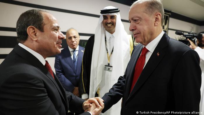بعد سنوات من التوتر، الرئيسان أردوغان والسيسي يتصافحان على هامش افتتاح كأس العالم في وجود الأمير تميم، حاكم قطر (20/11/2022)