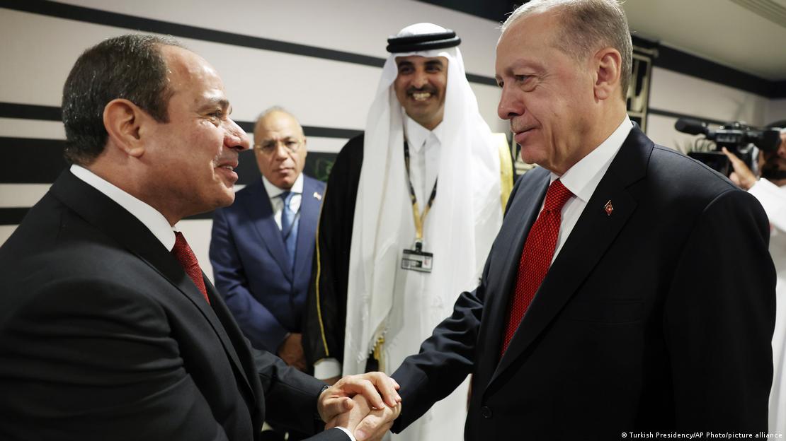 Mısır Cumhurbaşkanı Sisi ile Cumhurbaşkanı Erdoğan tokalaşıyor - (20.11.2022 / Doha-Katar)