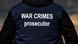 Mann mit einer Jacke und Aufschrift "War crimes prosecutor" Mann mit einer Jacke und Aufschrift "War crimes prosecutor"