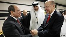 Die Staatspräsidenten Abdel Fatah al-Sisi und Recep Tayyip Erdogan drücken in Doha einander die Hände