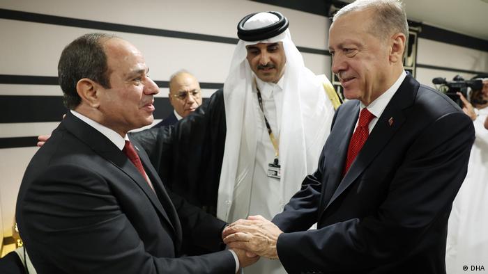 Die Staatspräsidenten Abdel Fatah al-Sisi und Recep Tayyip Erdogan drücken in Doha einander die Hände