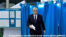 221120 -- ASTANA, Nov. 20, 2022 -- Kazakh President Kassym-Jomart Tokayev L prepares to cast the ballot at a polling station in Astana, Kazakhstan, Nov. 20, 2022. Kazakhstan on Sunday held a snap presidential race, and six candidates, including incumbent President Kassym-Jomart Tokayev, are running for the Central Asian country s top job. /Handout via Xinhua KAZAKHSTAN-ASTANA-PRESIDENTIAL ELECTION Kazakhstan sxpresidentialxpressxservice PUBLICATIONxNOTxINxCHN