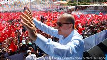 HANDOUT - 20.06.2018, Türkei, Sanliurfa: Recep Tayyip Erdogan, Präsident der Türkei, winkt auf einer AKP-Veranstaltung zu Anhängern. Am 24. Juni findet erstmals zeitgleich die Präsidenten- und die Parlamentswahl statt. Damit soll der Umbau zu dem von Präsident Erdogan angestrebten Präsidialsystem abgeschlossen werden. Erdogan hatte die ursprünglich für November 2019 geplanten Wahlen vorgezogen. Foto: --/Pool Presidential Press Service/AP/dpa +++ dpa-Bildfunk +++