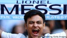 1.6.2022, LONDON, ENGLAND - JUNE 01: A fan holds a scarf with the name of Lionel Messi during the 2022 Finalissima match between Italy and Argentina at Wembley Stadium on June 01, 2022 in London, England.Photo by Alex Pantling/Getty Images)