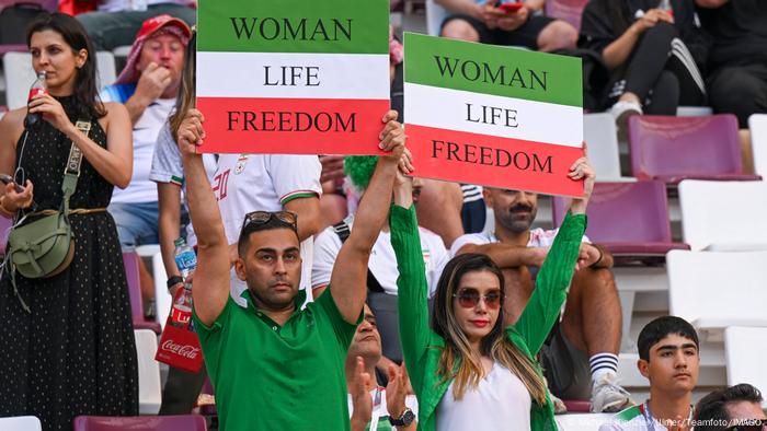 与家乡的示威者同在：许多伊朗球迷高举抗议标语