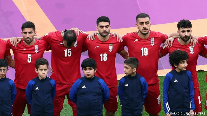 伊朗国家队在世界杯赛场上拒唱国歌以示抗议