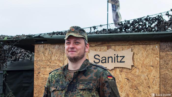 Żołnierz Bundeswehry przed namiotem