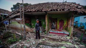 La devastación causada por el terremoto se agravó por una ola de 62 réplicas más pequeñas.