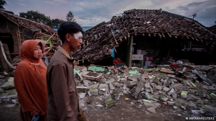 Casas destruidas en la isla de Java.