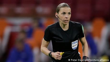 Stéphanie Frappart erste Schiedsrichterin bei einer Männer-WM