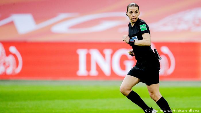  ستصبح الفرنسية ستيفاني فرابار أول حكمة تقود مباراة للرجال في نهائيات كأس العالم لكرة القدم (27/5/2021)