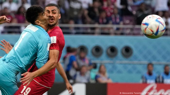 Heftiger Zusammenprall zwischen Torwart Alireza Beiranvand (l.) und seinem iranischen Teamkollegen Majid Hosseini beim WM-Spiel gegen England am 21. November 2022 Heftiger Zusammenprall zwischen Torwart Alireza Beiranvand (l.) und seinem iranischen Teamkollegen Majid Hosseini beim WM-Spiel gegen England am 21. November 2022