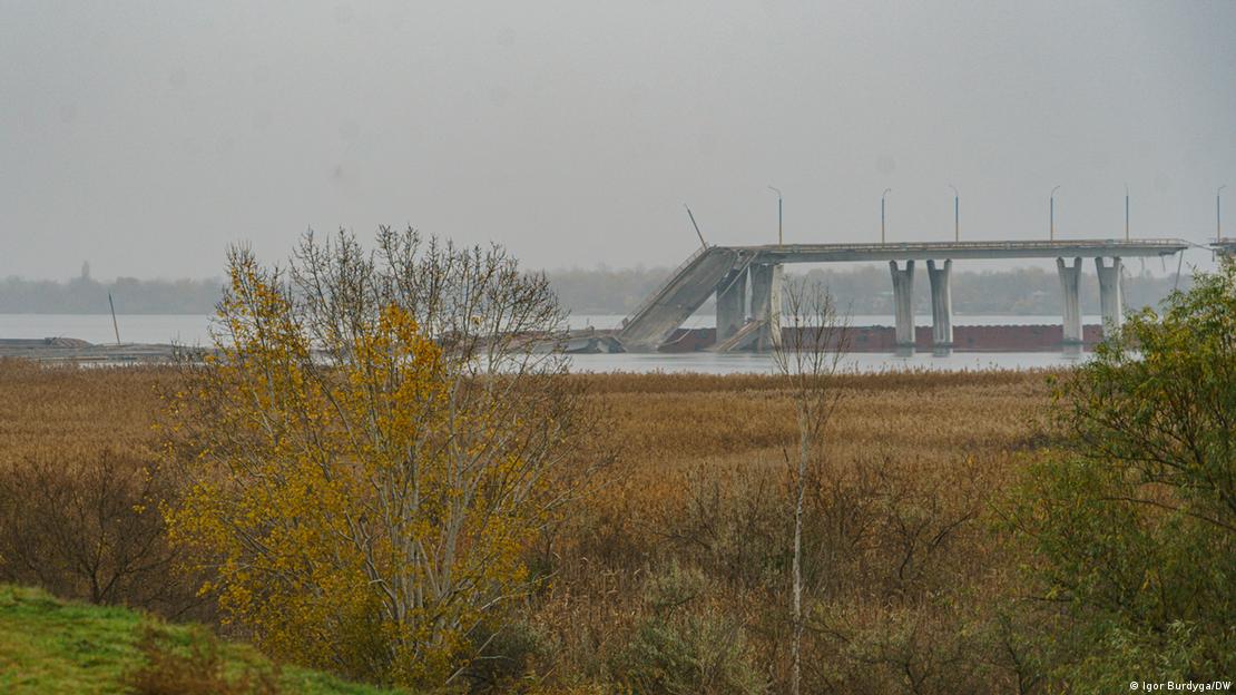 Ponte destruída sobre o rio Dnipro