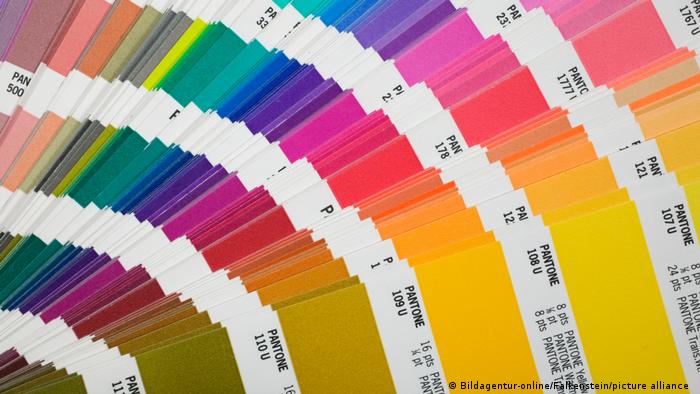 Farbfächer aus vielen Pappstreifen, auf denen die Farben zum Mischen abgebildet sind.