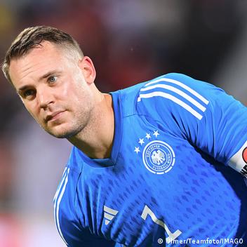 حارس المنتخب الألماني مانويل نوير يرتدي شارة "حب واحد" (أرشيف)