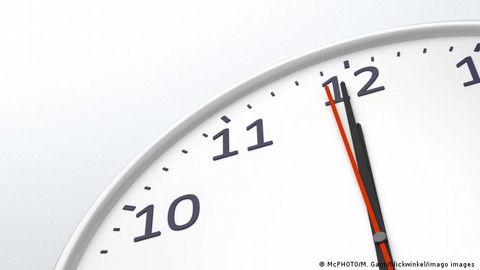 Un reloj muestra el último segundo de la hora.