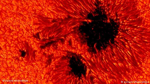 Sonnenflecken zeigen sich auf der Oberfläche der Sonne (Foto: Max-Planck-Institut dpa/lni)