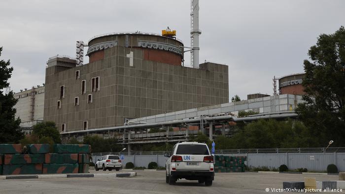 Fahrzeuge der Internationalen Atomenergieorganisation am Kernkraftwerk Saporischschja 