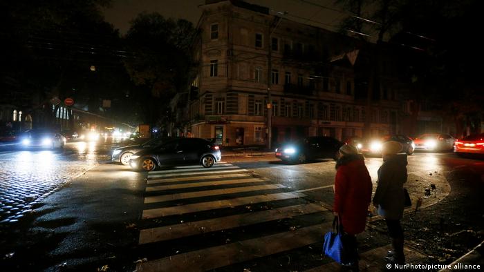 Ukraine Odessa | Unbeleuchtete Straße nach Stromausfällen