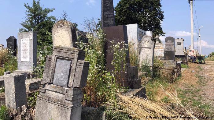 Grabsteine auf dem jüdischen Friedhof in Tscherniwzi 